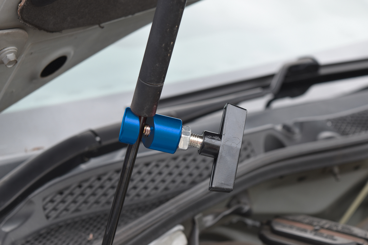 Bonnet, Tailgate & Boot Strut Locking Clamp
