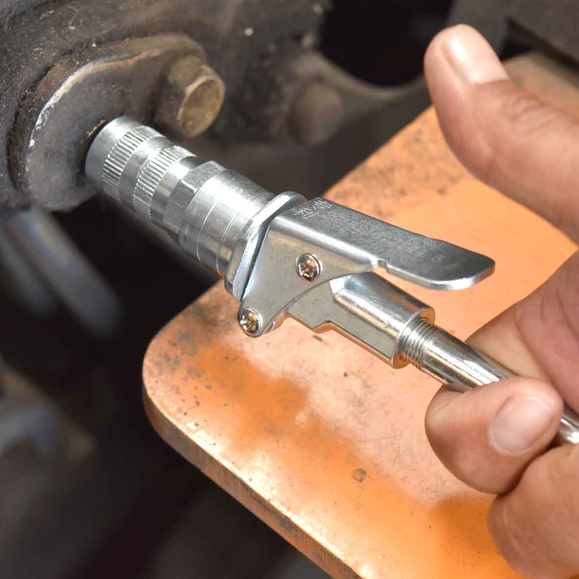 QUICK RELEASE LOCK-ON GREASE GUN COUPLER NOZZLE