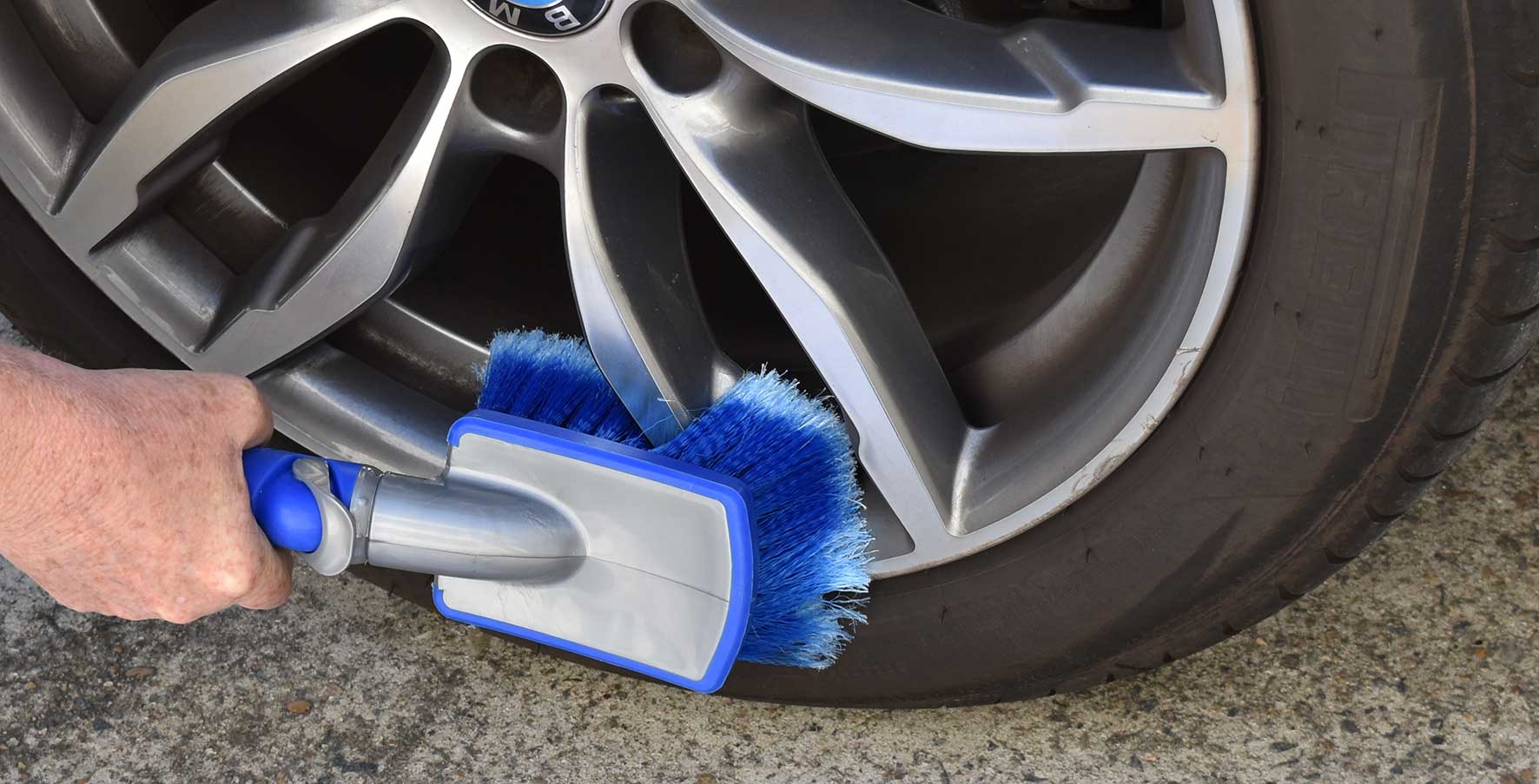Flow-Thru Brush with Water Flow Regulating Switch