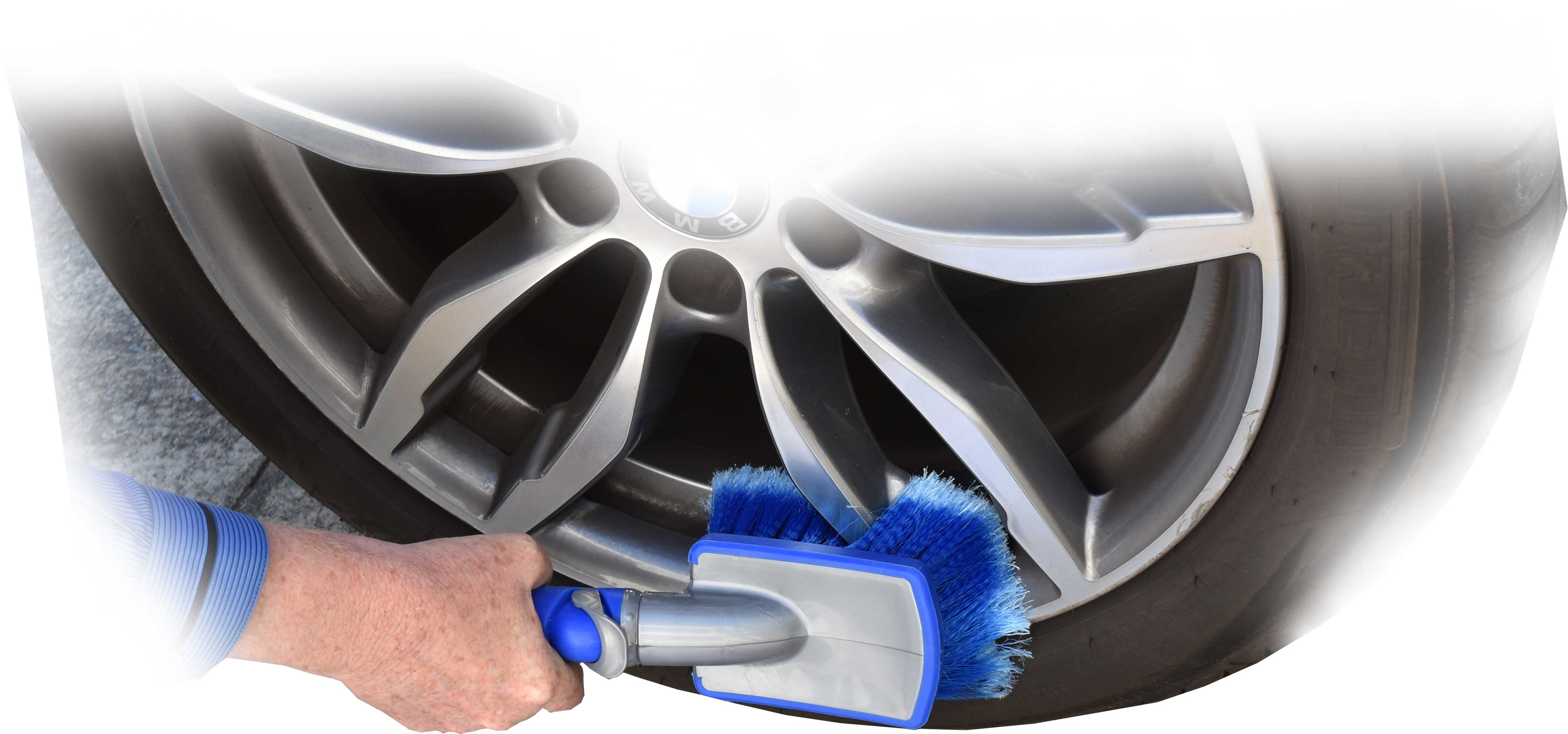 Flow-Thru Brush with Water Flow Regulating Switch