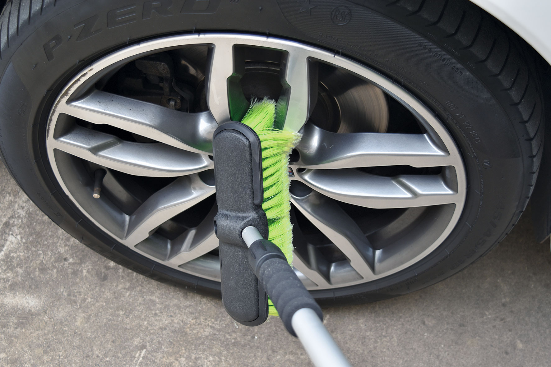 BRUSH – FLOW THROUGH BRUSH HEAD WITH WIDER BRISTLE PAD & EXTENDABLE HANDLE 90 -150cm