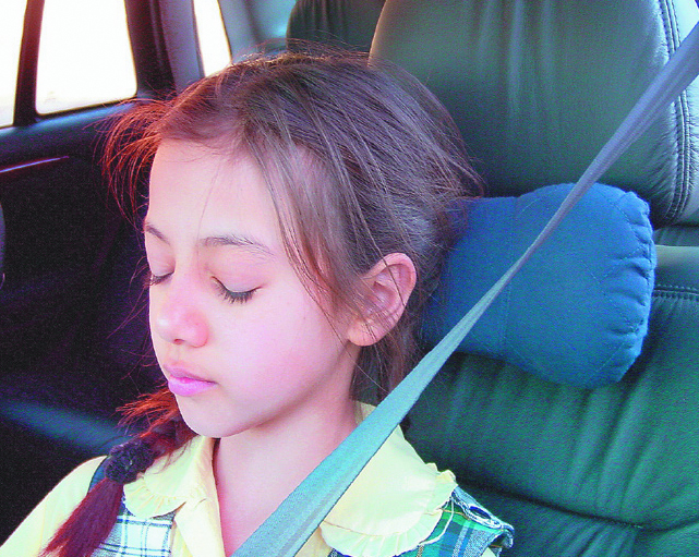 HEAD REST ATTACHES TO SEAT